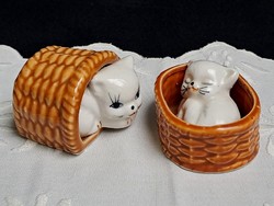 2 db nagyon aranyos kosárban fekvő porcelán cica, macska ritka darabok