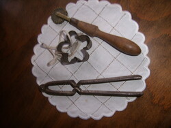 Nostalgic kitchen utensils from the beginning of the last century (four pieces including tablecloth)