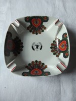 HOLLÓHÁZI PORCELÁN HAMUTARTÓ: PETŐFI MG. TSZ DUNAVARSÁNY 1949