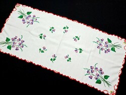 Ibolya virág mintával hímzett terítő, futó 78 x 31 cm