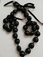 Nagy fekete gyöngyökből álló nyaklánc (80 cm hosszú)