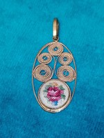 Old pendant with tapestry (600)