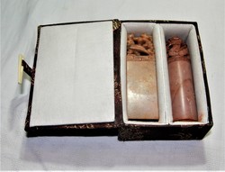 Kínai faragott pecsét nyomó 2 db dísz dobozában