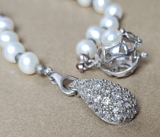 Gyönyörű gyöngysor ezüst medállal és ezüst szerelékkel