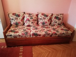 Retro nagy vidám színű kanapé