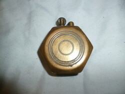 Lighter in the shape of an antique screw nut