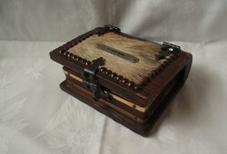 Rusztikuskönyv alakú fa doboz,persely,igazi szőrme