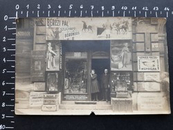 Régi bolti fotó, képeslap Bérczi Pál szíjgyártő, bőröndös