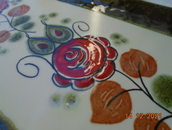 Kézzel festett majolika tálca dombor vörös rózsa mintával Schramberg Majolika Fabrik