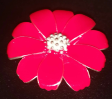 Only for the red part! New! A giant enameled daisy brooch! Its silver-plated stamens are flawless!