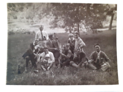 Régi fotó vintage férfi csoportkép zenészek piknik fénykép levelezőlap