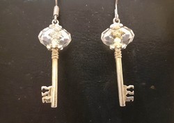 Kulcs formájú ezüstözött fülbevaló csiszolt üveggel vagy kristállyal díszítve