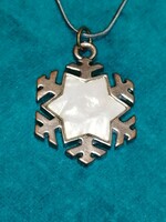 Snowflake pendant with mother-of-pearl (627)