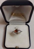 A marked silver ring in good condition set with amber and moonstone