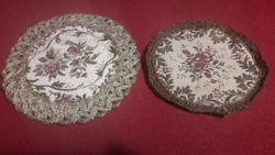 2 round tapestry tablecloth in display case (l3321)
