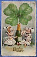 Antik dombornyomott Újévi üdvözlő litho képeslap bohóc kisleány kisfiú pezsgőzik hatalmas lóhere