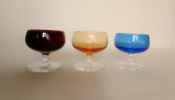 Három talpas kis kupica pálinkás likőrös pohár készlet színes üveg piros bordó kék sárga