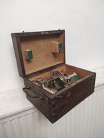 Antik földmérő eszköz teodolit szerszám műszer dobozában 117