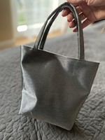 Ezüst színü alkalmi kézi táska