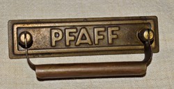 Antik PFAFF varrógép fogantyú védjegy címke 11,5 x 3 x 4,5 cm