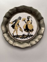 Győnyőrű fém peremes porcelán betéttes falra akasztható tányér