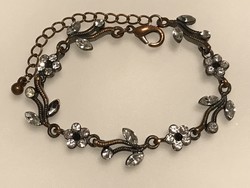 Flower pattern bracelet with sparkling crystals, 21 cm long
