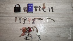 Régi kulcs gyűjtőknek is gazdaságos kulcs csomag apró emlékkönyv stb. lakatok is
