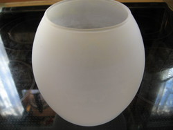 Maratott tejfehér gömb váza