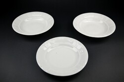 Zsolnay porcelán, régi tányérok, 2 mély, egy lapos.