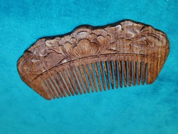 Sandalwood comb with hand carving (680)