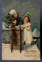 Antik dombornyomott Újévi üdvözlő litho képeslap kisleány kéményseprő havas tető csillagos éjszaka