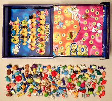 124 db vegyes Stikeez figura csomag gyűjtemény figurák gyűjtőalbum társasjáték Hupikék Törpikék