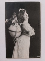 Régi húsvéti képeslap fotó levelezőlap hölgy tojás csirke