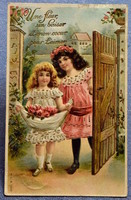 Antik dombornyomott üdvözlő litho képeslap kisleányok kötényben rózsákkal