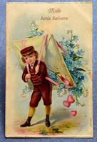 Antik dombornyomott üdvözlő litho képeslap  kis postás hátán nagy boríték kihulló szívek nefelejcs