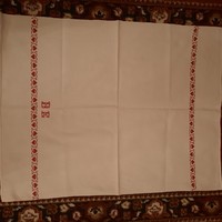 Piros keresztszemes hímzéssel díszített, monogramos lenvászon törölköző 53 x 67 cm