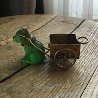 Antik cseh üveg bulldog aranyozott fém kerekes kocsival