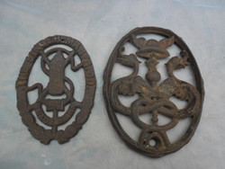 2 db öntött vas címer, Singer varrógépről illetve egy madarakat ábrázoló címer.