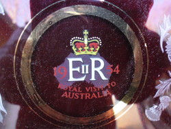 II. Erzsébet királynő vörös üveg dísztányér, melyet 1954-ben adtak ki Ausztráliai látogatása során.