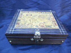 Fa ékszeres doboz, tároló doboz, réz csattal, zsanérokkal, antik térkép díszítéssel.