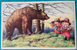 Antik grafikus képeslap, olasz  művész A. Bertiglia , rajz medvére vadászó gyerekek