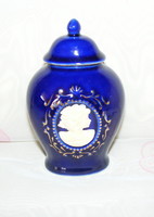 Kámea díszítésű porcelán fedeles kisváza