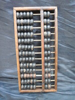 Abakusz, a világ első számolóeszköze, ez a kínai változat, neve Szuan-pan. Nagyon jó állapotban