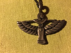 Isis, egyiptomi szárnyas istennő bronz medál, bőr szíjjon (8F)