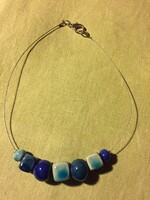 Modern nyakék, acél szálon kerámia gyöngyök, a kék különböző színeiben (8FPRD)
