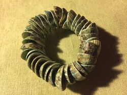 Painted shell bracelet from Africa (8fprd)