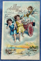 Antik dombornyomott Újévi üdvözlő litho képeslap angyalkák harsonával égi szekér levelek