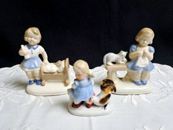 3 db régi német kicsi porcelán figura: kislányok babával, cicával, kakassal