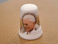 Bone China made in Britain angol jelzett porcelán gyűszű Szent II. János Pál pápa portréjával