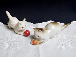 Zsolnay porcelán labdával, gombolyaggal játszó cica + egy ajándék macsek